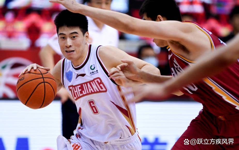 包含阿斯顿维拉训练开放日；国际比赛日再遭质疑引欢呼；CBA常规赛在即；年轻球员得到机会的词条