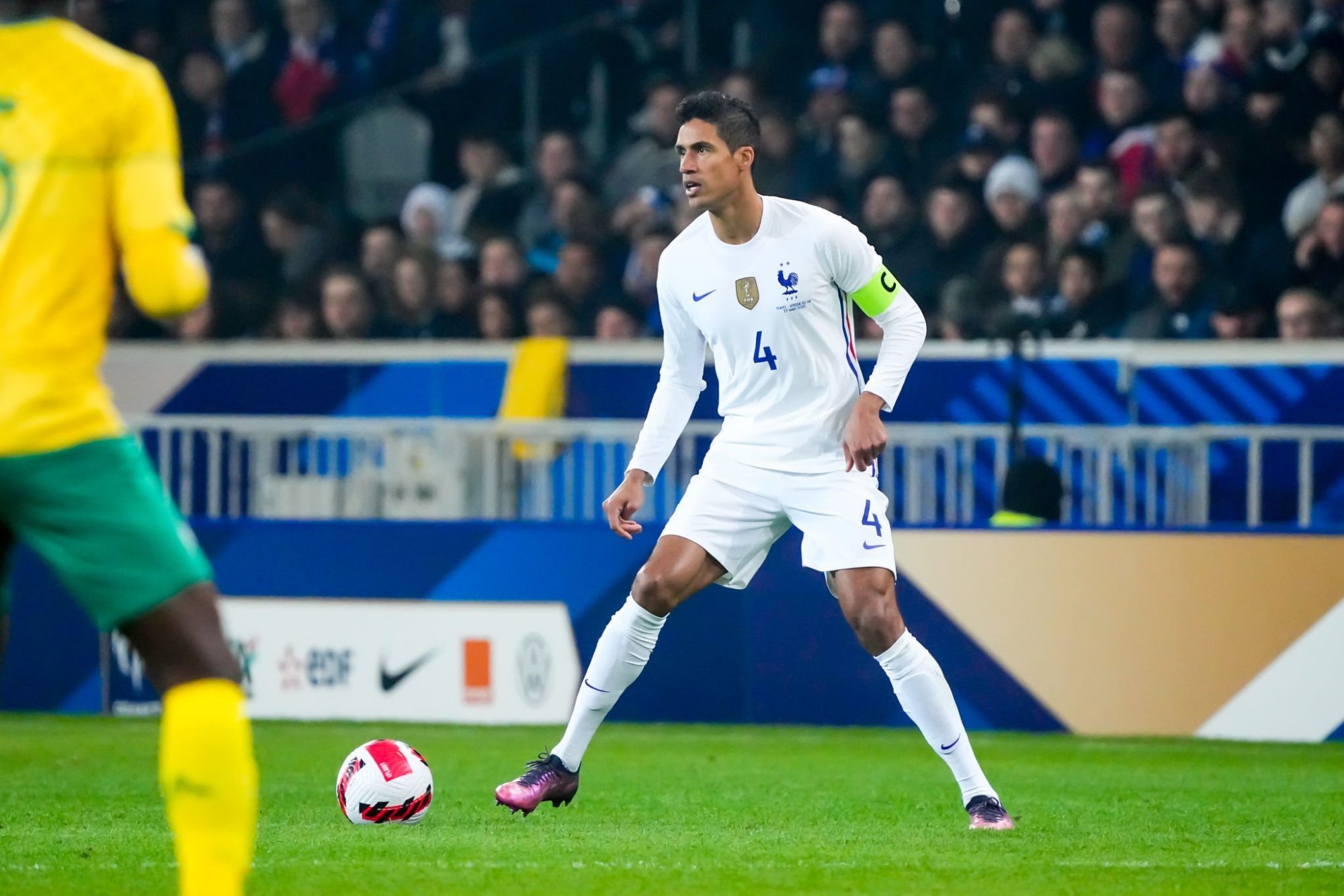 集结日英超传出新动向，费耶诺德队长鼓劲，管理层表态：质疑声仍在，赛季目标并未改变的简单介绍