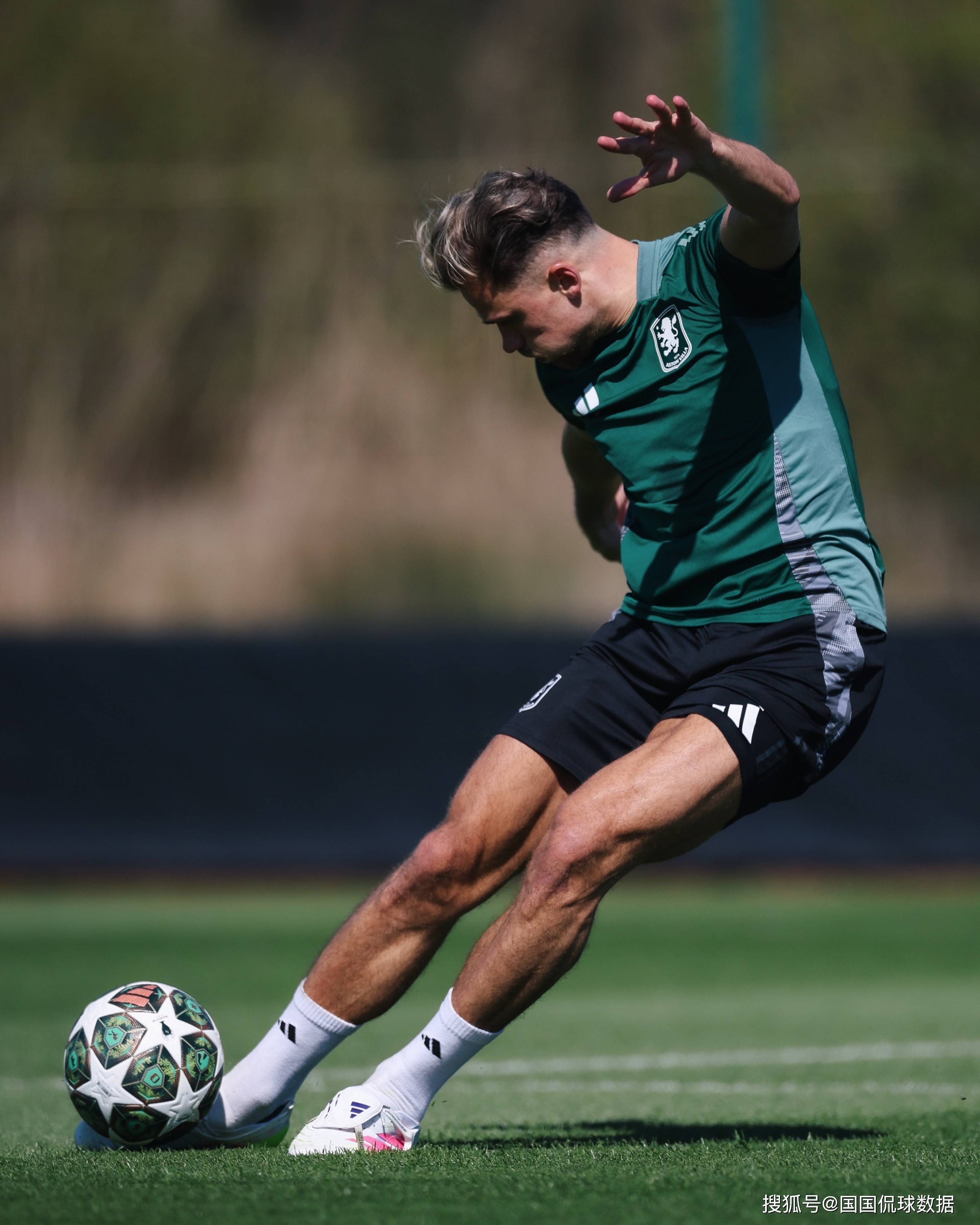 关于里程碑夜！阿斯顿维拉刷新队史纪录，欧冠清晨刷纪录，球迷炸锅，资深球员宣示担当的信息