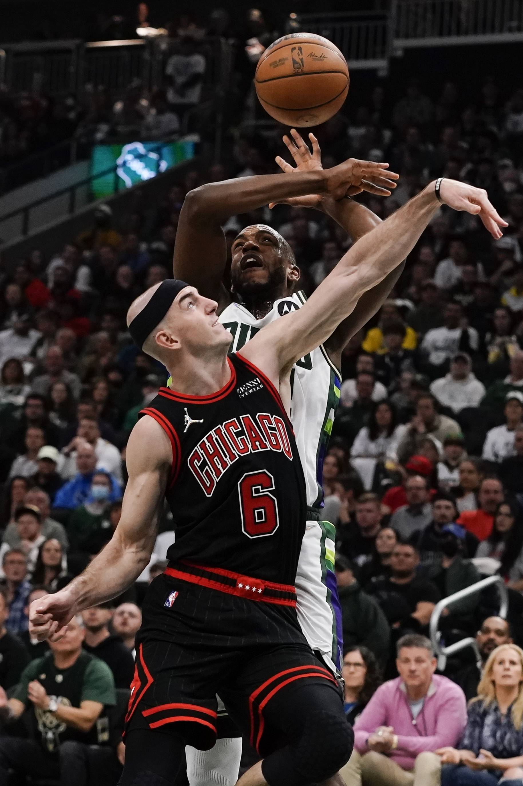 芝加哥公牛迎NBA季后赛关键赛,今夜战术微调,赛场秩序良好,赛程密集仍需轮换的简单介绍 芝加哥公牛迎NBA季后赛关键赛,今夜战术微调,赛场秩序良好,赛程密集仍需轮换的简单介绍